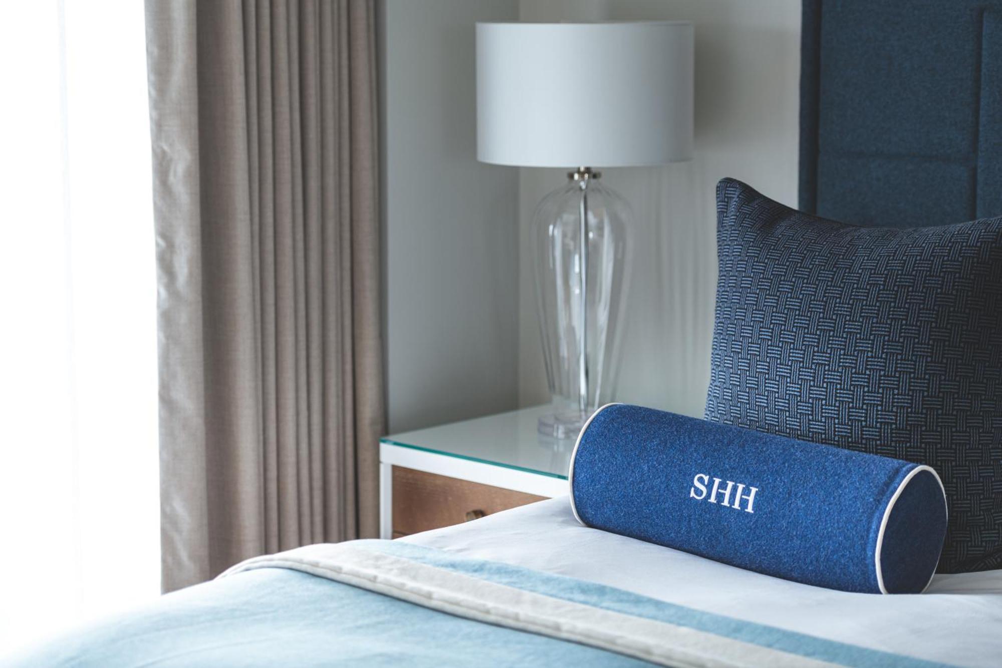 Harbour Hotel & Spa Southampton Pokoj fotografie A bolster pillow