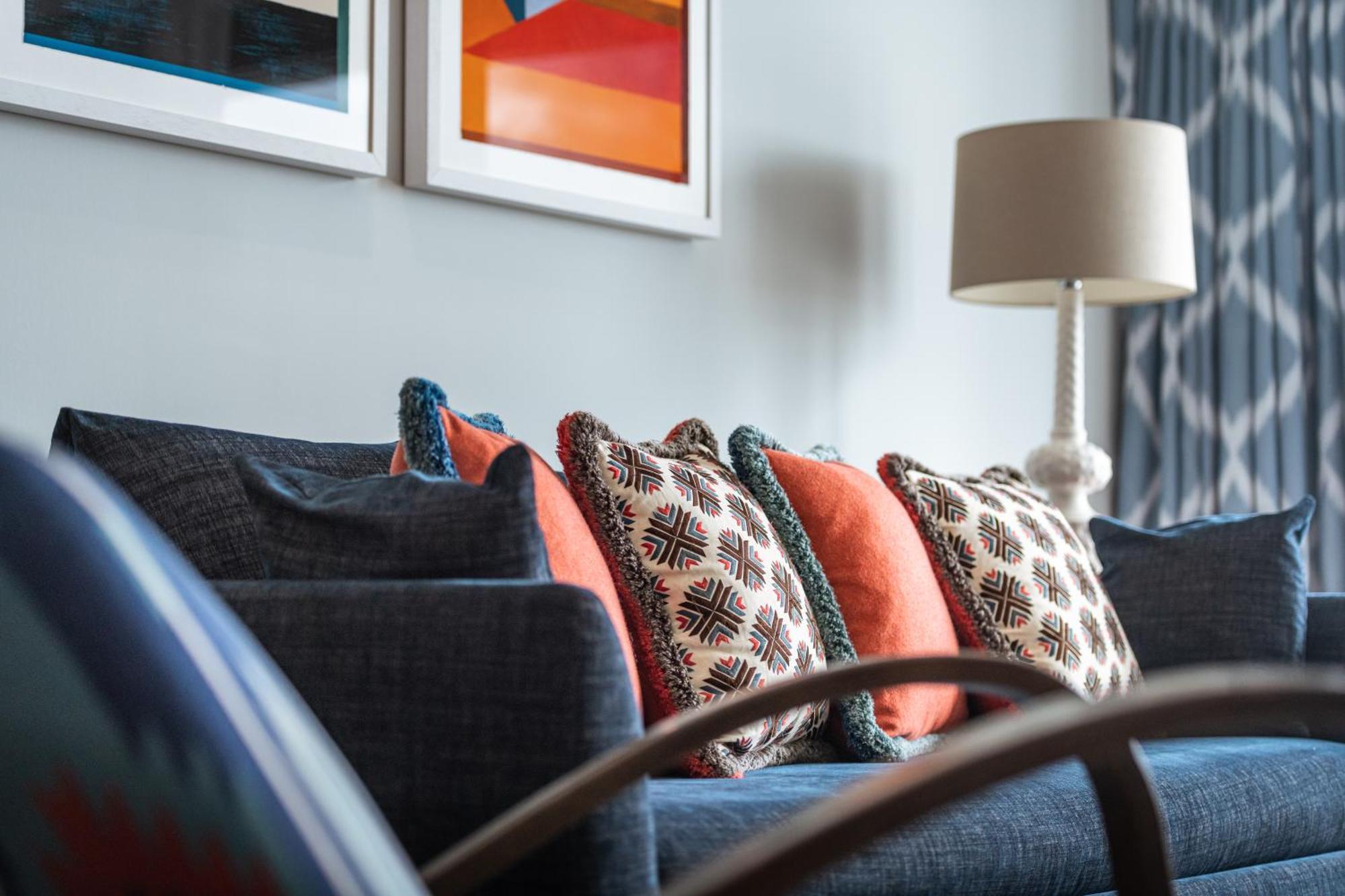 Harbour Hotel & Spa Southampton Pokoj fotografie A sofa with cushions