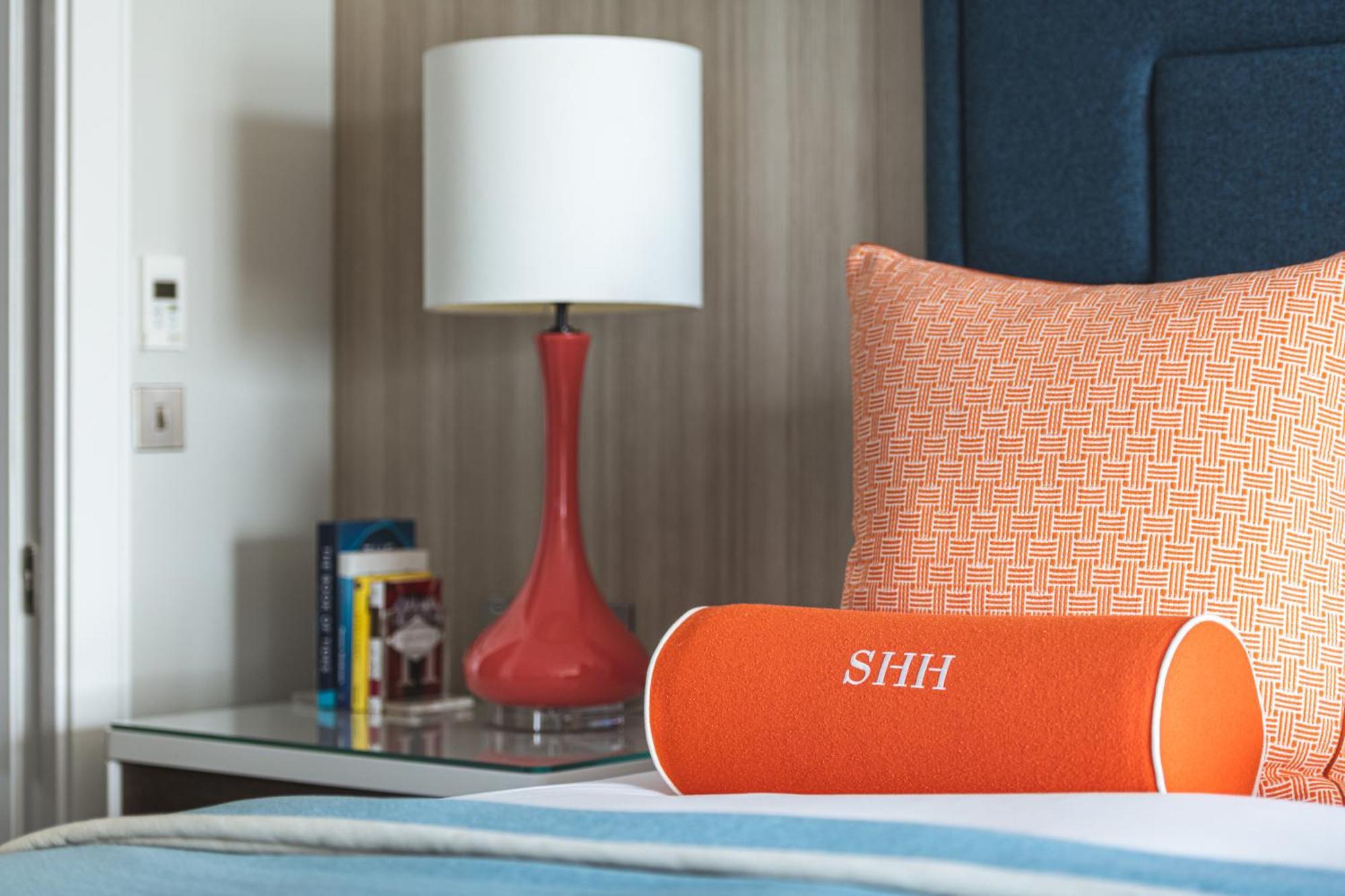 Harbour Hotel & Spa Southampton Exteriér fotografie A bolster pillow