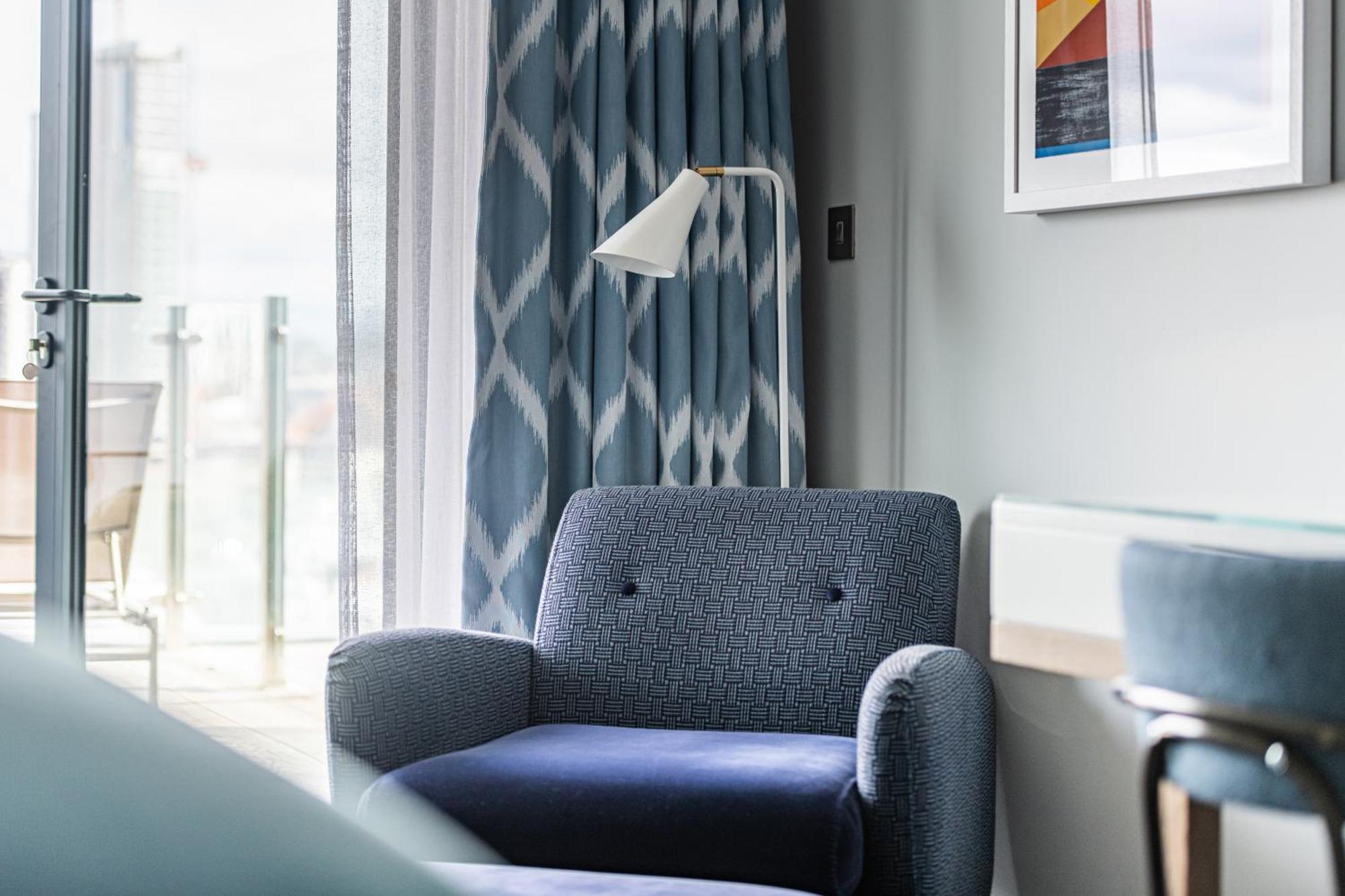 Harbour Hotel & Spa Southampton Exteriér fotografie A floor lamp