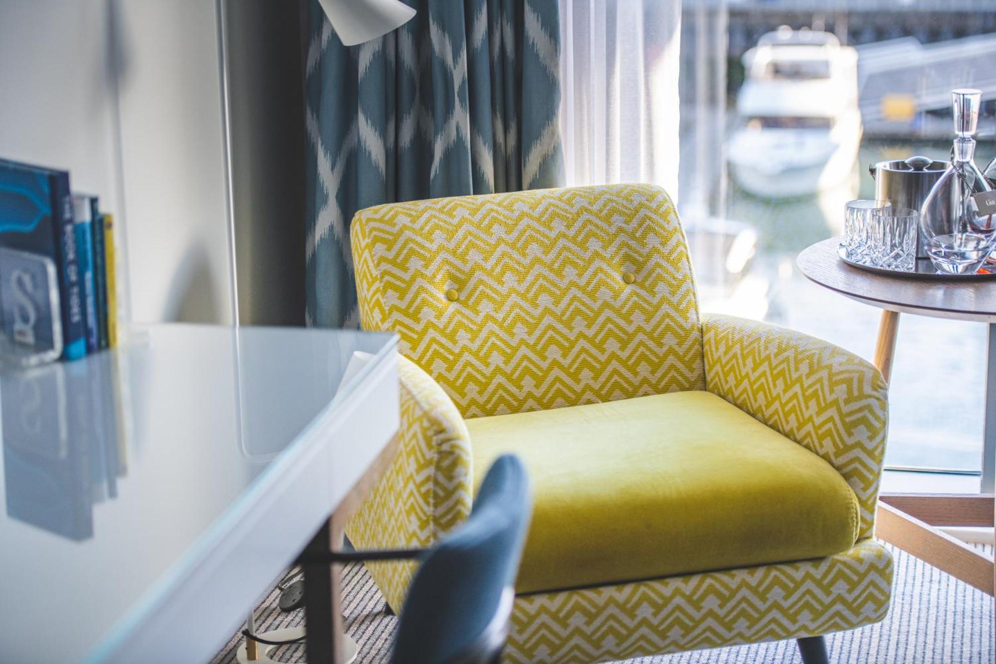 Harbour Hotel & Spa Southampton Exteriér fotografie A chair in a hotel room