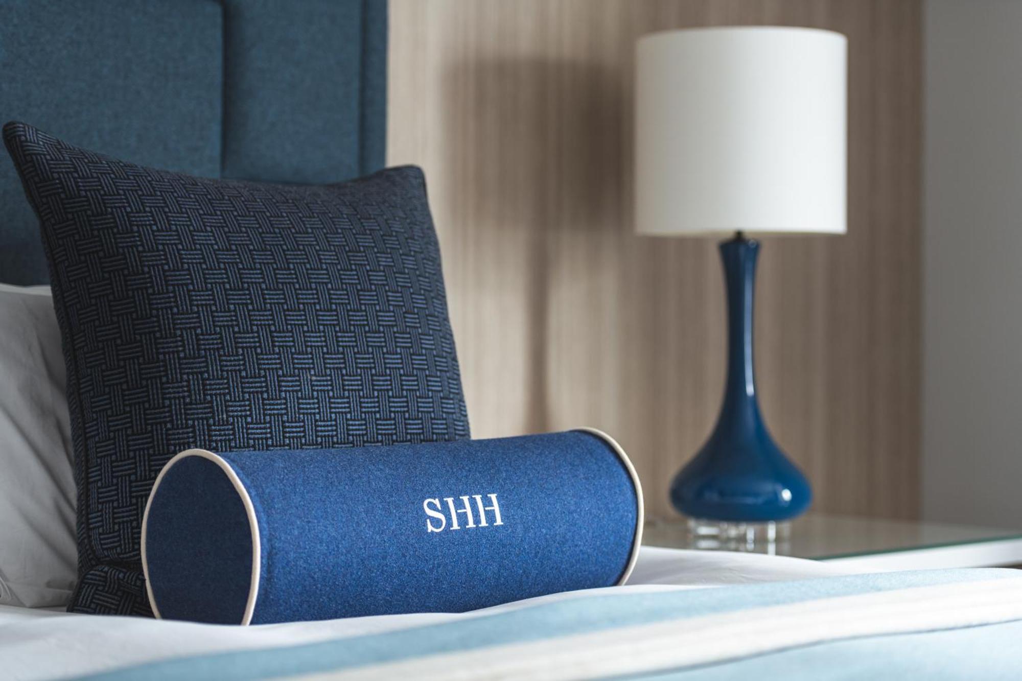 Harbour Hotel & Spa Southampton Exteriér fotografie A bolster pillow