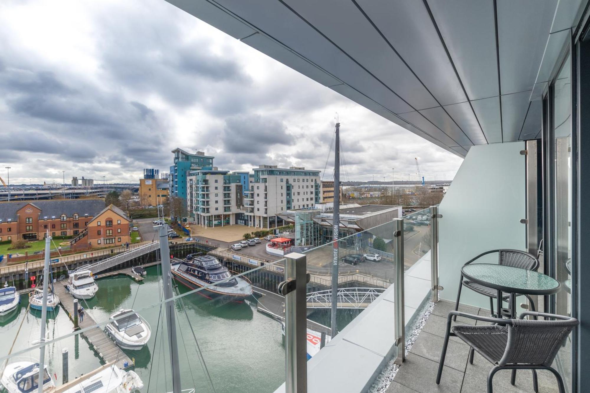 Harbour Hotel & Spa Southampton Pokoj fotografie View from a balcony at The Beacon