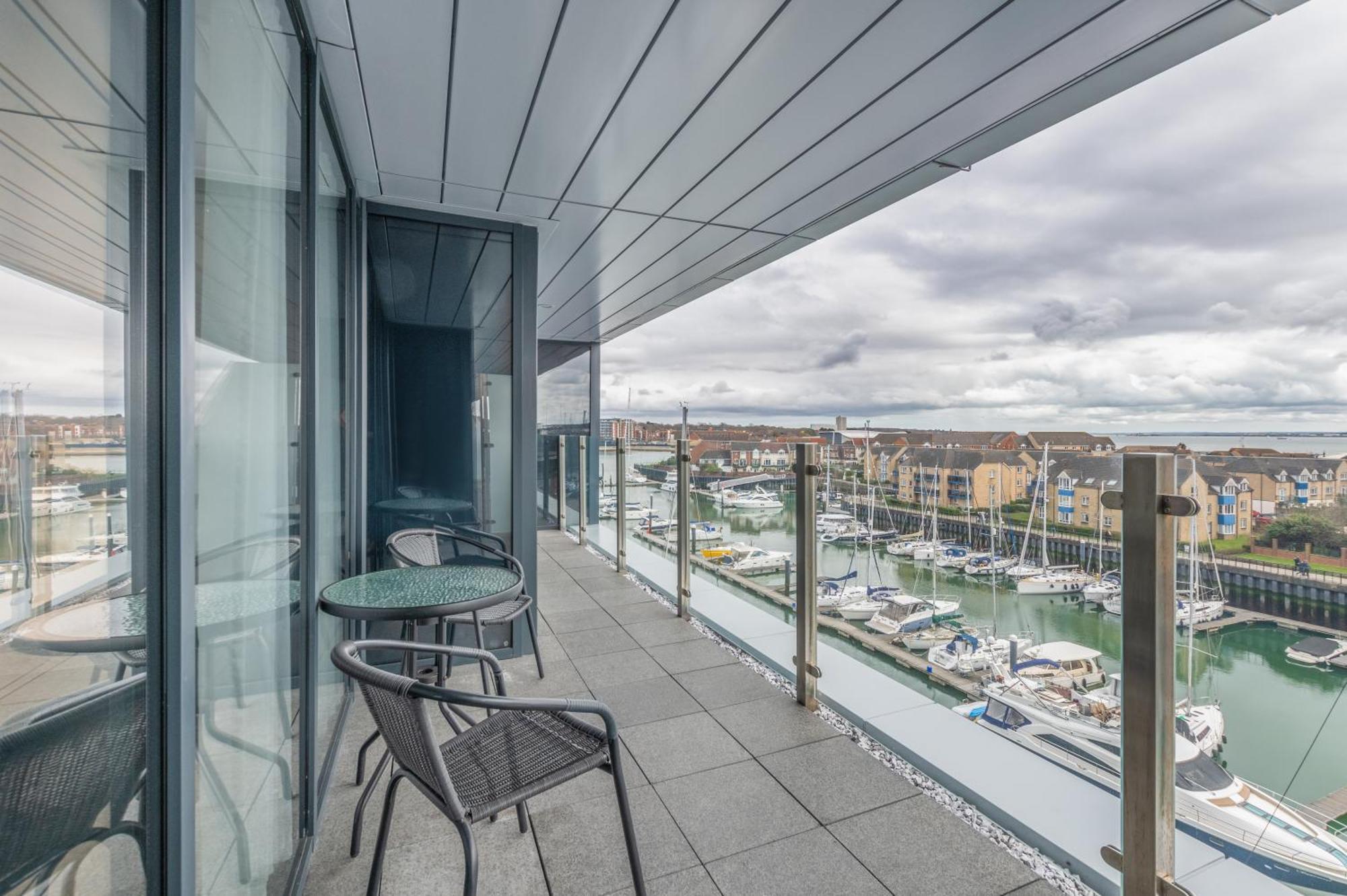 Harbour Hotel & Spa Southampton Pokoj fotografie The view from the balcony of a penthouse apartment at The Beacon